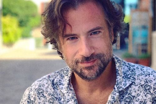 «Καραντίνα Παγκράτι»: Το instalive του Κωστή Μαραβέγια σου κρατά παρέα με καλεσμένoυς- έκπληξη