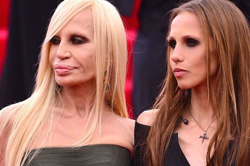 Η Ντονατέλα Βερσάτσε και η κόρη της Αλέγκρα δώρισαν 200.000 στη μάχη κατά του κορονοϊού