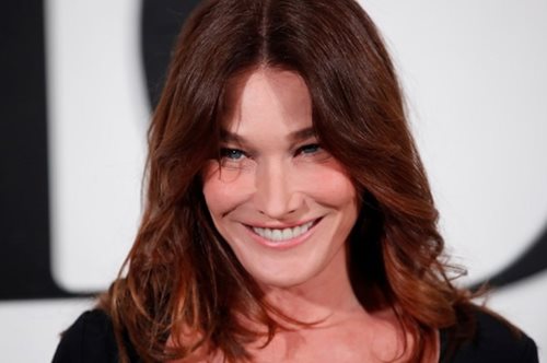 Η Κάρλα Μπρούνι είναι «αλλού»: Η κακόγουστη πλάκα για τον κορονοϊό και η απολογία της