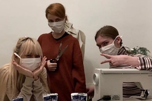 «Αν χρειάζεστε μία μάσκα θα την φτιάξουμε εμείς».Φοιτητές μόδας ράβουν μάσκες για όποιον έχει ανάγκη