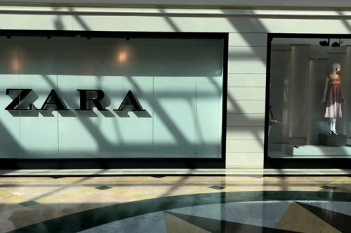 Τα Zara κατασκευάζουν ποδιές γιατρών και νοσηλευτικού προσωπικού καθώς και μάσκες