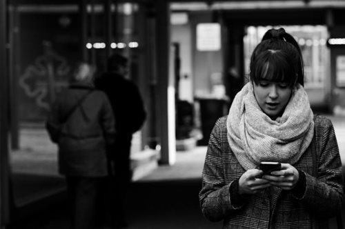 Κατ’ αρχήν σημαίνει στα βασικά σημεία, ενώ κατ’ αρχάς σημαίνει αρχικά -Μιλάμε & γράφουμε σωστά