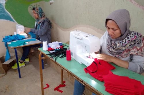 Τέσσερις Αφγανές φτιάχνουν κάθε μέρα 500 μάσκες για τις ευπαθείς ομάδες της Μόριας