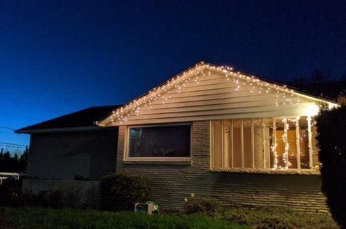 Βάζουν τα χριστουγεννιάτικα φώτα στα σπίτια τους κατά τη διάρκεια της καραντίνας του κορονοϊού