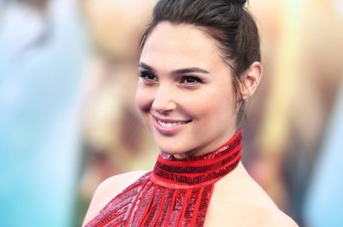 Διάσημοι σταρ ενώνουν τις φωνές τους και τραγουδούν «Imagine» στέλνοντας μήνυμα αισιοδοξίας