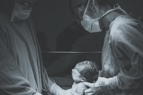 Γέννησε στο Αττικόν η πρώτη έγκυος μητέρα θετική στον ιό -Αρνητικό στο τεστ το μωρό