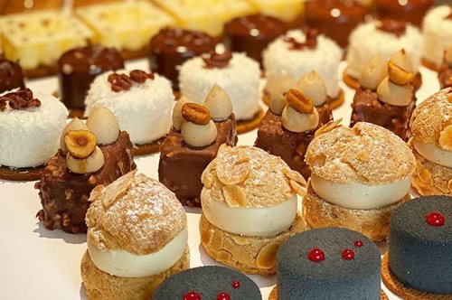 Ο βραβευμένος Γάλλος ζαχαροπλάστης Cyril Lignac προσφέρει γλυκά σε γιατρούς και νοσοκόμους