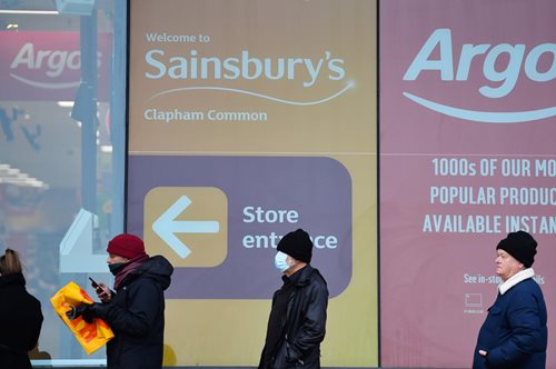 «Στην Αγγλία οι άνθρωποι δεν φοβούνται μην αρρωστήσουν, φοβούνται μήπως τους τελειώσουν οι μπίρες»