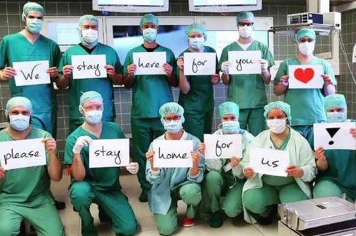 «Είναι ζήτημα ζωής και θανάτου». Γιατροί σε όλο τον κόσμο μας παρακαλούν να σεβαστούμε την καραντίνα