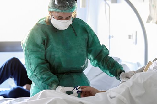 Συγκλονιστικές μαρτυρίες γιατρών στην Ιταλία: «Όταν πλησιάζει η ώρα να πεθάνουν, το αισθάνονται»