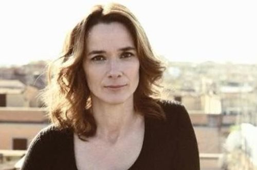 «Θα γελάσετε, θα γελάσετε πολύ. Θα σας βγει ένα χιούμορ μαύρο, σαρκαστικό, να κόβεις φλέβες»