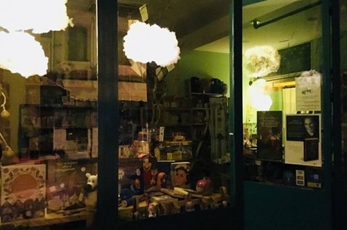 Το βιβλιοπωλείο Madamadi στη Μυτιλήνη έκλεισε, αλλά όποιο παιδί τηλεφωνεί ακούει παραμύθια 