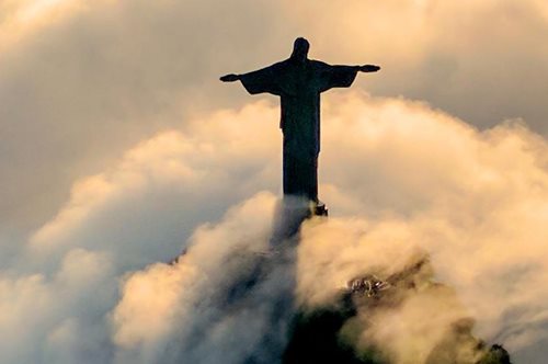 To άγαλμα του Χριστού στο Ρίο φωτίστηκε με τις σημαίες των χωρών που έχουν κρούσματα κορονοϊού