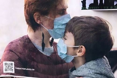 Μια φωτογράφος μοιράζει αγάπη στη Νέα Υόρκη και δίνει ένα μήνυμα ενότητας σε όλο τον κόσμο