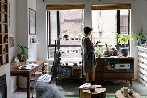 Πώς να επιβιώσετε στην καραντίνα για τον κορονοϊό: Οδηγίες χρήσης από μια εσωστρεφή ψυχοθεραπεύτρια