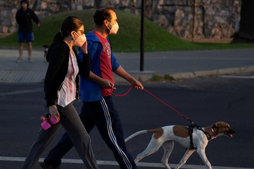 «Πλένετε τα χέρια, αλλάξτε εσώρουχα»: Τι να κάνουμε με ρούχα και παπούτσια όταν γυρίζουμε σπίτι