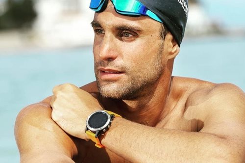 Ξεκαρδιστικό βίντεο: Ο Γιάννης Δρυμωνάκος σπάει όλα τα ρεκόρ κολύμβησης στην μπανιέρα του 