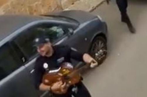 Αστυνομικοί στην Ισπανία τραγουδούν στον δρόμο για να φτιάξουν το κέφι των πολιτών