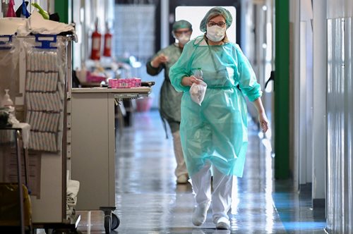 Έλληνας καθηγητής στο Λονδίνο: «Η Ελλάδα μέσα στις 2-3 χώρες της Ευρώπης που τα πηγαίνει καλύτερα»