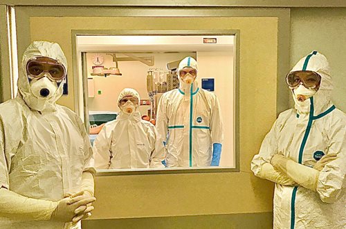 «Δεν γίνεται να κάτσουμε βολεμένοι»: Περισσότεροι από 5.500 εθελοντές στην μάχη του κορονοϊού