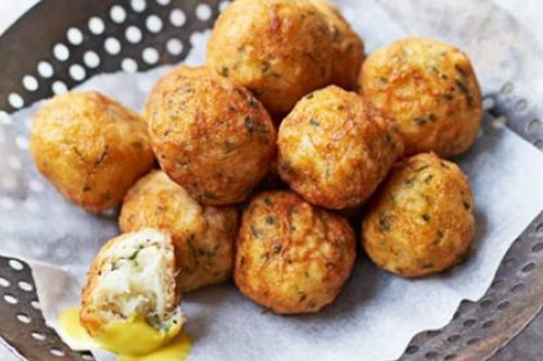 Λουκουμάδες μπακαλιάρου με βότανα και γλυκόξινη σάλτσα: Η αλμυρή παραλλαγή της γευστικής μπουκίτσας