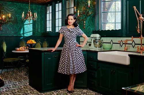 Το εντυπωσιακό αρχοντικό της Dita von Teese είναι ο απόλυτος ρετρό glam παράδεισος 