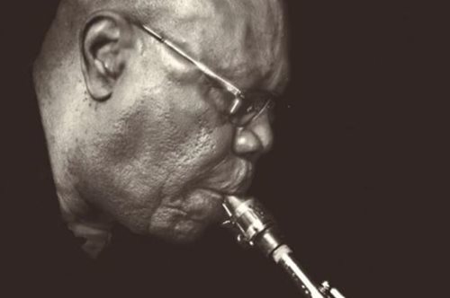 Μανού Ντιμπανγκό: Την τελευταία του πνοή λόγω προσβολής από κορονοϊό άφησε ο δημοφιλής σαξοφωνίστας