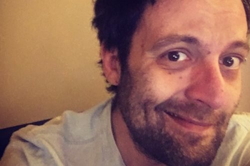 «Ήμουν, κι αισθανόμουν, ασφαλής»: Το viral ποστ του Αύγουστου Κορτώ μάς θυμίζει την ουσία 