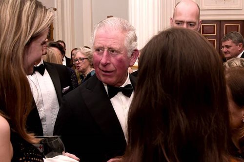 Λες και το 'ξερε: Ο περίεργος χαιρετισμός του θετικού στον κορονοϊό πρίγκιπα Καρόλου 