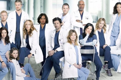 Το Grey’s Anatomy προσφέρει τις στολές και τα γάντια που χρησιμοποιούσαν στα γυρίσματα