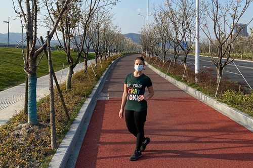 «Μαθαίνεις να εκτιμάς τα μικρά πράγματα»: Αισιόδοξο μήνυμα συμπαράστασης μίας δασκάλας από την Κίνα