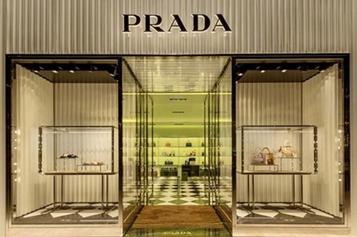 Ο οίκος Prada φτιάχνει μάσκες, η Estée Lauder ανοίγει εργοστάσιο για να παρασκευάσει αντισηπτικά