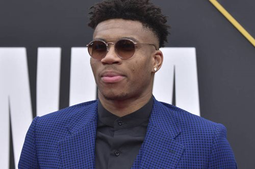 Τελετή Έναρξης: Όταν ο Γιάννης Αντετοκούνμπο εντόπισε τη μητέρα του μες στο πλήθος!