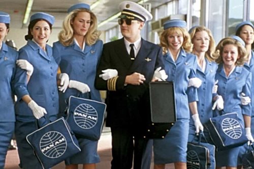 Tαξίδευε με ψεύτικα έγγραφα, έκλεβε τεράστια ποσά με πλαστές επιταγές, τον υποδύθηκε ο ΝτιΚάπριο