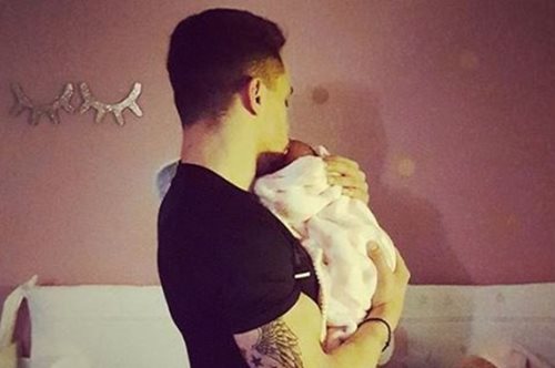 Ο Λευτέρης Πετρούνιας χορεύει μέσα στο σαλόνι με την 4 μηνών κόρη του