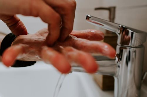 «Κόψτε τα και μην τα τρώτε»: Η οδηγία για το σωστό κόψιμο των νυχιών εν μέσω κορονοϊού