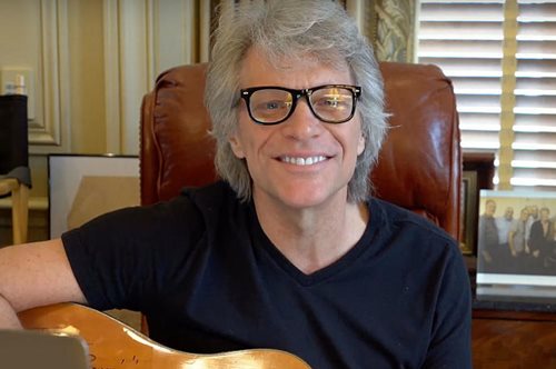 «Πείτε μου πώς αισθάνεστε, αν πονάτε». Ο Τζον Μπον Τζόβι μας καλεί να γράψουμε όλο μαζί ένα τραγούδι