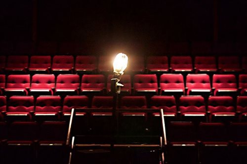 «Στη θεατρική ιδιόλεκτο, όταν κλείνει ένα θέατρο αφήνουμε ένα φως ανοιχτό. Πως θα επιστρέψουμε»