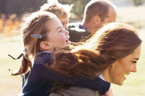 «Σας ευχαριστούμε για όλα». Τζορτζ, Σάρλοτ και Λούις χειροκροτούν τους γιατρούς της Βρετανίας