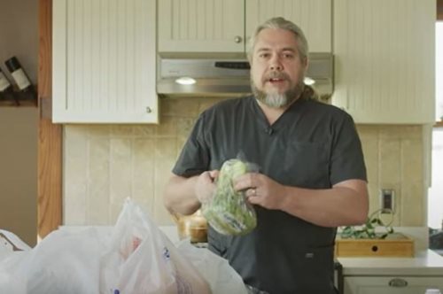 Αμερικανός γιατρός δείχνει τον σωστό τρόπο να απολυμάνουμε τα τρόφιμα από το σούπερ μάρκετ