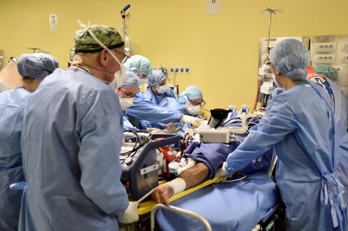 «Σ' αγαπάω μαμά, δεν θα σε αφήσω»:Ένας 18χρονος στέλνει μήνυμα στη μητέρα του πριν τον διασωληνώσουν