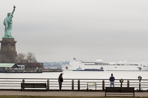 To πλωτό νοσοκομείο USNS μόλις έφτασε στη Νέα Υόρκη. Οι εικόνες είναι εντυπωσιακές