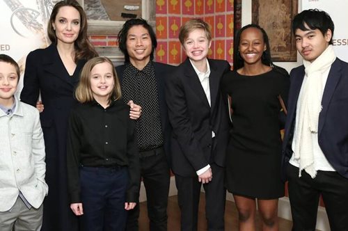 «Όλα τα παιδιά είναι στο σπίτι με την Αντζελίνα αλλά συνεχίζουν και βλέπουν τον Μπραντ κανονικά»