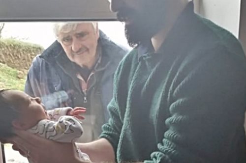 Παππούς γνωρίζει για πρώτη φορά το νεογέννητο εγγόνι του από το παράθυρο λόγω καραντίνας