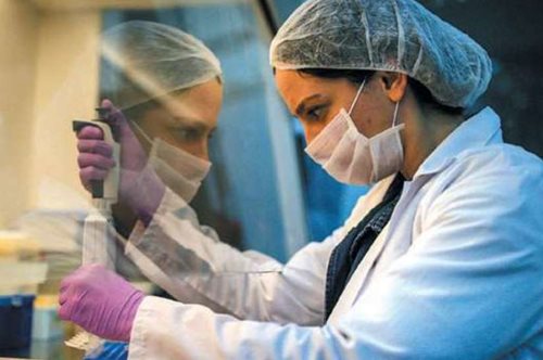 «Είμαστε πιο κοντά σε θεραπεία παρά σε εμβόλιο»: Κορυφαία Ελληνίδα ερευνήτρια του Cambridge