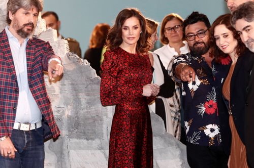 Η εκλεπτυσμένη φούστα που φόρεσε η Λετίσια είναι διαθέσιμη ιντερνετικά στη μισή τιμή