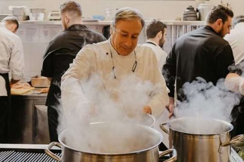Κάνε το όπως ο σεφ: Ο Γιάννης Μπαξεβάνης μαγειρεύει στο ίνσταγκραμ