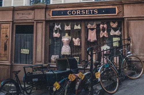 Δυο δρόμοι στο Παρίσι «παραμένουν» στο 1940, καθώς η πανδημία σταματά τα γυρίσματα ταινίας