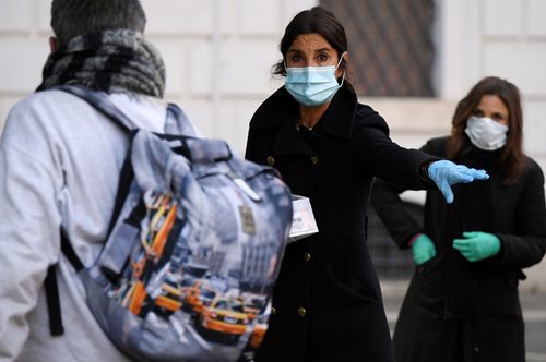 «Τα στοιχεία για τον κορονοϊό στην Ελλάδα αφήνουν χαραμάδα αισιοδοξίας»: Καθηγητής Κλινικής Ιολογίας