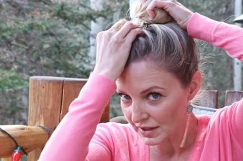 «5 εύκολα και στιλάτα χτενίσματα για μέσα στο σπίτι»: Μια YouTuber άνω των 40 δείχνει τον τρόπο 